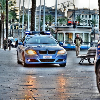 Pubblica su Instagram due foto nelle quali impugna una pistola dello zio che viene denunciato