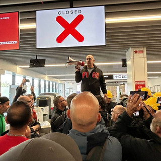 Ex Ilva, Palombo: "Dormiamo in aeroporto, avanti a oltranza finché non arriva una comunicazione" Ex Ilva, Palombo: "Dormiamo in aeroporto, avanti a oltranza finché non arriva una comunicazione"