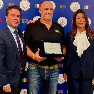 Attraversa a nuoto la Manica in meno di 14 ore, la Regione premia lo spezzino Franco Muscarà