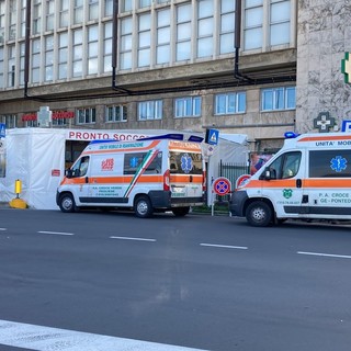 Ospedali genovesi sotto pressione, code di ambulanze tra covid e influenza stagionale