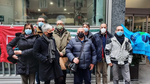 Protesta delle lavoratrici e dei lavoratori Siat e Unipolsai davanti alla sede di Genova Protesta delle lavoratrici e dei lavoratori Siat e Unipolsai davanti alla sede di Genova