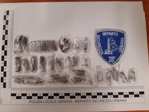 La Polizia Locale arresta pusher in possesso di sostanze stupefacenti in via Prè