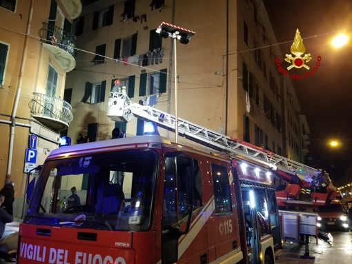 Incendio in un palazzo di via Cornigliano: inquilini evacuati con l'autoscala dai pompieri