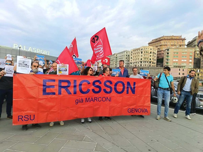 La protesta dei lavoratori al Salone Nautico