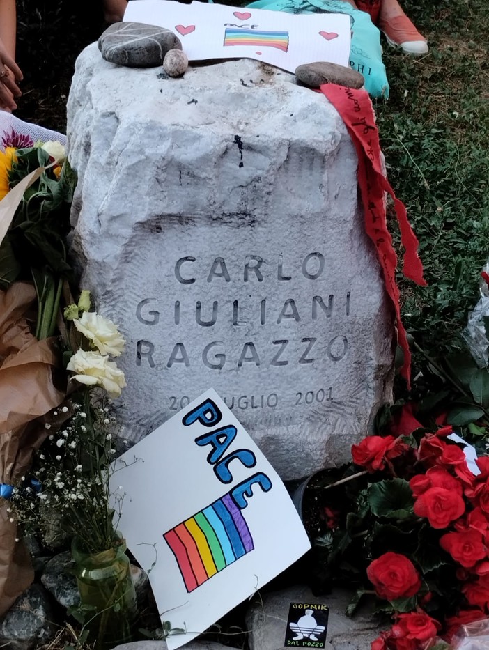 Ancora una volta in piazza Alimonda a ricordare Carlo Giuliani e le ferite del G8 Ancora una volta in piazza Alimonda a ricordare Carlo Giuliani e le ferite del G8