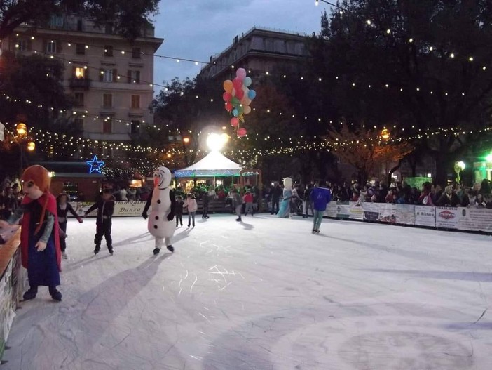 Torna la pista sul ghiaccio in piazza Martinez