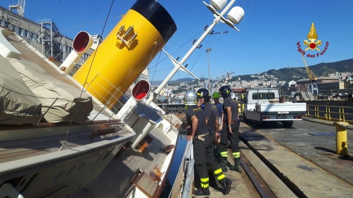 Vigili in azione sullo yatch rovesciato in porto per il recupero degli effetti personali dell'equipaggio Vigili in azione sullo yatch rovesciato in porto per il recupero degli effetti personali dell'equipaggio