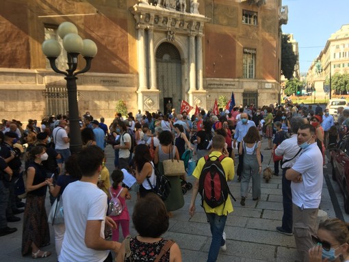 A Genova suonano le campanelle di Priorità alla scuola per chiedere investimenti e un modello formativo migliore (FOTO e VIDEO) A Genova suonano le campanelle di Priorità alla scuola per chiedere investimenti e un modello formativo migliore (FOTO e VIDEO)