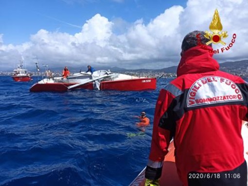 Barca disalberata di fronte a Genova: intervengono i pompieri Barca disalberata di fronte a Genova: intervengono i pompieri