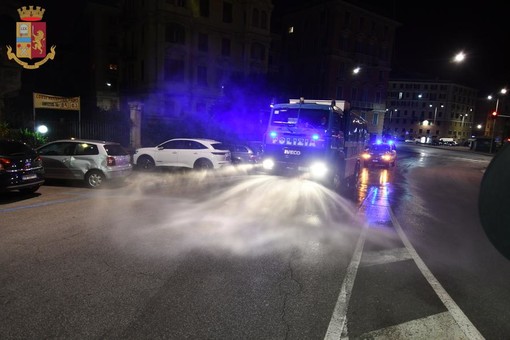 Emergenza coronavirus: a Genova anche la polizia sanifica le strade