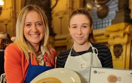 La regina del pandolce basso è la studentessa Elisa La regina del pandolce basso è la studentessa Elisa