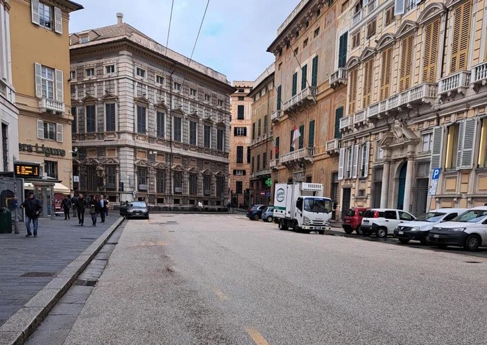 La linea 42 torna in piazza Fontane Marose: un collegamento ritrovato tra Albaro e il centro storico