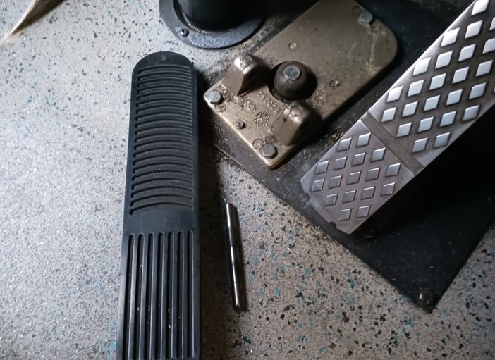 Si stacca il pedale del freno, paura a bordo di un autobus Si stacca il pedale del freno, paura a bordo di un autobus