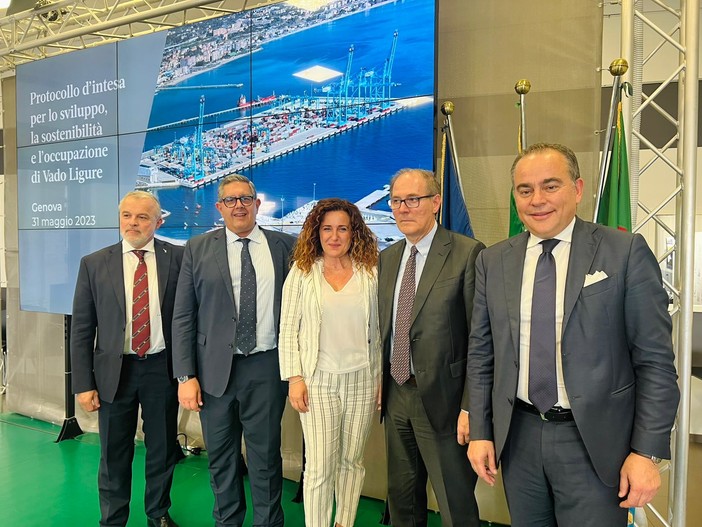 Vado, i cassoni di Genova nel porto vadese: spazio però ad interventi sul territorio per 100 milioni Vado, i cassoni di Genova nel porto vadese: spazio però ad interventi sul territorio per 100 milioni