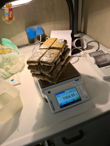 Sestri Ponente: arrestati due grossisti dello spaccio e sequestrati oltre due chili e mezzo tra hashish e cocaina Sestri Ponente: arrestati due grossisti dello spaccio e sequestrati oltre due chili e mezzo tra hashish e cocaina