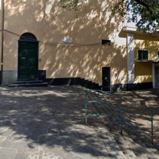 Piazza Rosmini, rampa per disabili tra rinvii e stop: per il Municipio è "temporaneamente posticipata", per il Comune "non è necessario intervenire"