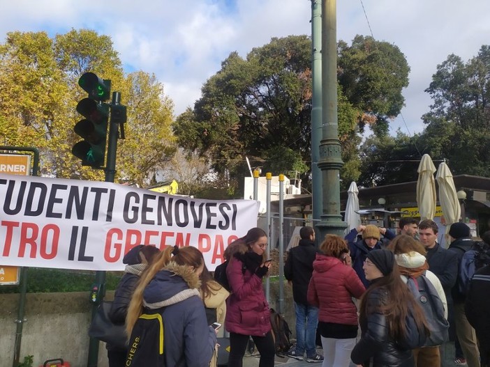 Studenti genovesi contro il green pass all'inaugurazione dell'anno accademico: &quot;Noi discriminati da due anni&quot; (FOTO e VIDEO)