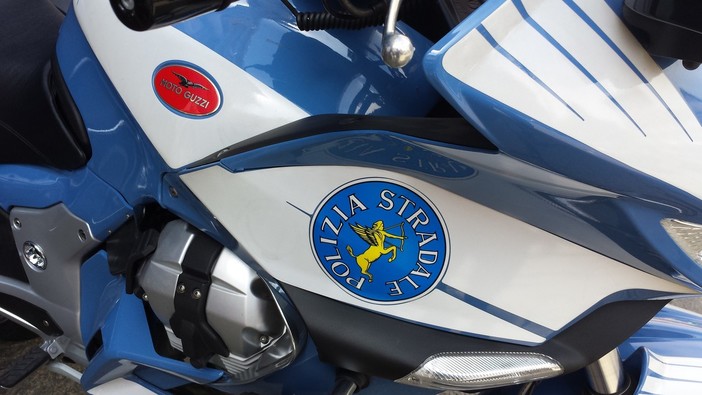 Si presenta a sostenere l’esame di guida sostituendosi ad un’altra persona: la polizia stradale lo arresta in flagranza di reato