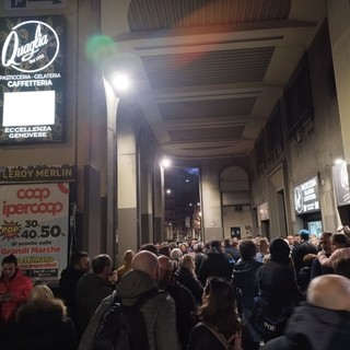 Folla a Sampierdarena per la pasticceria Quaglia &quot;Non chiudetela, è un presidio” (foto e video)