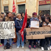 Servizi educativi in crisi e personale al collasso: presidio davanti a Palazzo Tursi Servizi educativi in crisi e personale al collasso: presidio davanti a Palazzo Tursi