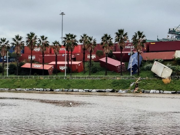 Foto Facebook - I container caduti lo scorso 15 novembre