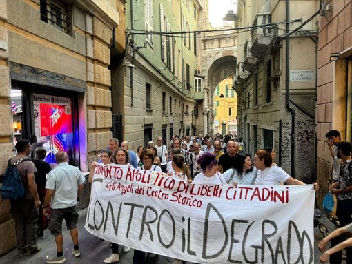 Centro storico, la marcia dei duecento per chiedere sicurezza e decoro Centro storico, la marcia dei duecento per chiedere sicurezza e decoro