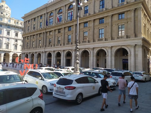 Centinaia di taxi contro il Dl concorrenza in piazza De Ferrari: &quot;Noi come Davide contro Golia, ma i cittadini non la comprendono&quot; (Video)