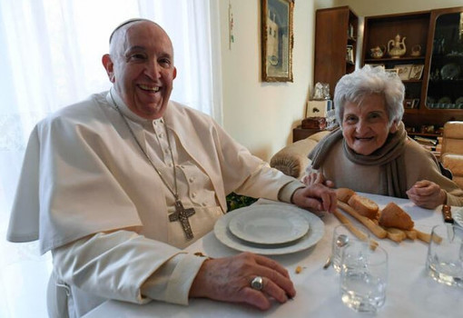 Nella foto papa Francesco nella sua recente visita a Portacomaro (Asti), a pranzo con la cugina Carla Rabezzana Nella foto papa Francesco nella sua recente visita a Portacomaro (Asti), a pranzo con la cugina Carla Rabezzana