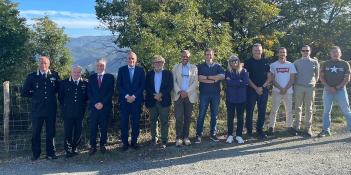 Posa delle barriere anti cinghiali per contenere la peste suina: prosegue la posa tra Piemonte e Liguria Posa delle barriere anti cinghiali per contenere la peste suina: prosegue la posa tra Piemonte e Liguria