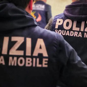 Centro storico, accerchiano e picchiano due croceristi per rapinarli: otto persone arrestate