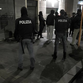 Blitz notturno nel Centro Storico: raffica di sanzioni ai minimarket e un arresto per tentata rapina