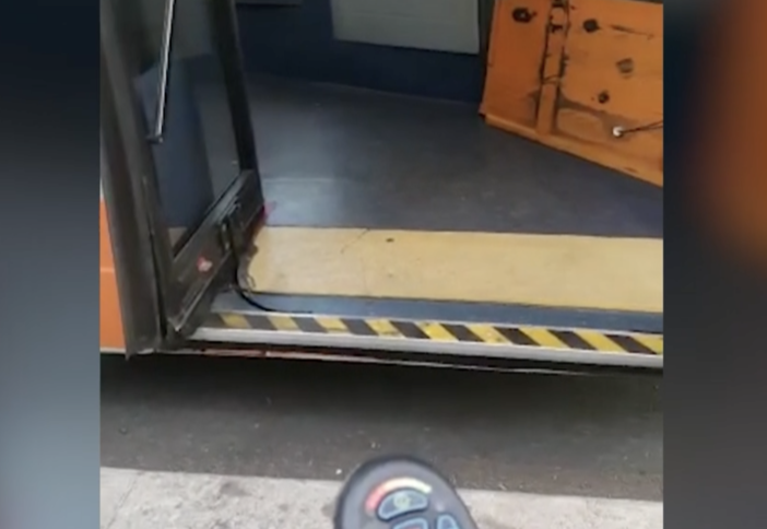 La pedana è rotta, disabile non riesce a salire sull'autobus (Video) La pedana è rotta, disabile non riesce a salire sull'autobus (Video)