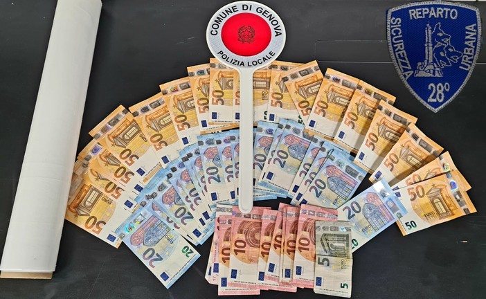 In casa oltre 500 dosi di stupefacente e 2mila euro in contanti, in manette uno spacciatore In casa oltre 500 dosi di stupefacente e 2mila euro in contanti, in manette uno spacciatore