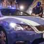 Piazza Vittorio Veneto, prende a calci taxi e volante della Polizia prima di scagliarsi contro gli agenti