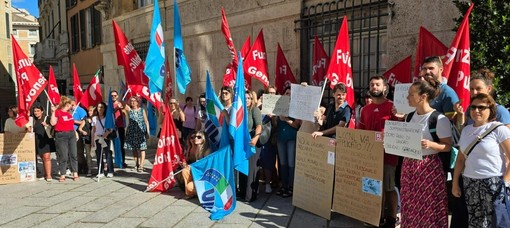 Lavoratori del Gaslini in presidio davanti alla prefettura di Genova Lavoratori del Gaslini in presidio davanti alla prefettura di Genova