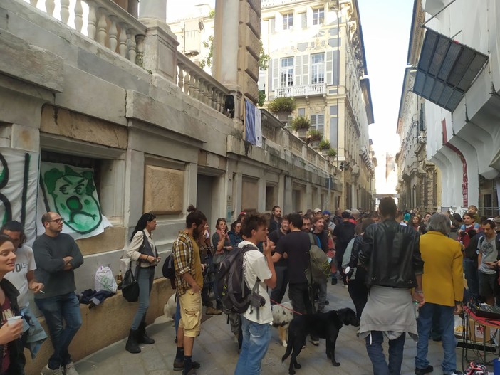 Terra di Nessuno, dopo lo sgombero attivisti davanti al Comune (FOTO e VIDEO) Terra di Nessuno, dopo lo sgombero attivisti davanti al Comune (FOTO e VIDEO)