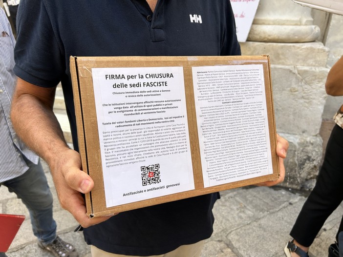 Diecimila firme contro le sedi neofasciste, domani la consegna in Prefettura Diecimila firme contro le sedi neofasciste, domani la consegna in Prefettura