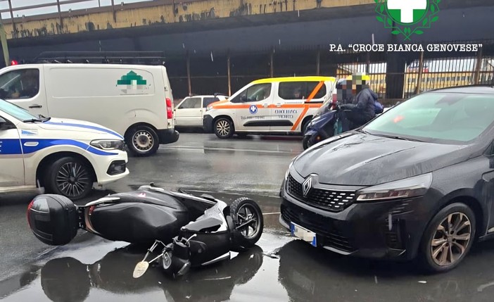 Corso Quadrio, scontro tra auto e scooter: ferito un 60enne