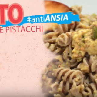 La ricetta del lunedì: pesto di pesche e pistacchi