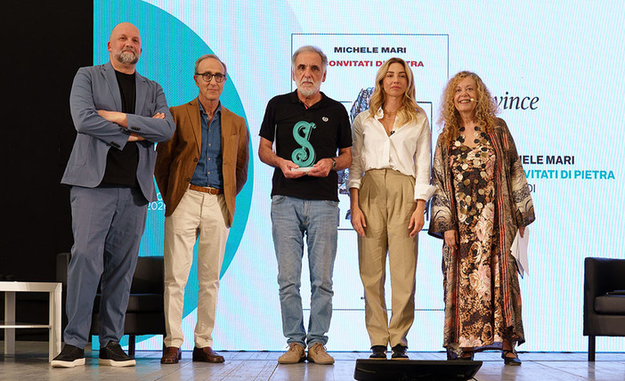 Michele Mari vince il Premio Strega Giovani: “I convitati di pietra” scelto da 579 studenti Michele Mari vince il Premio Strega Giovani: “I convitati di pietra” scelto da 579 studenti