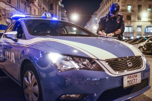 Rivarolo, armato di bastone danneggia un portone, la fermata del bus, auto in sosta e l'auto della Polizia: arrestato