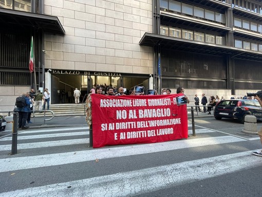 Ponte Morandi, 'Il giudice spegne le telecamere', il Gruppo Cronisti Liguri manifesta davanti al tribunale (Video)