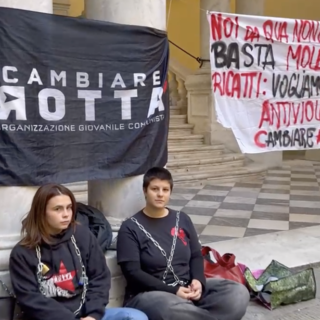 Studentesse incatenate al Rettorato: "Vogliamo uno sportello antiviolenza"