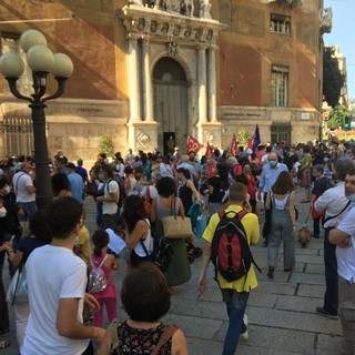 A Genova suonano le campanelle di Priorità alla scuola per chiedere investimenti e un modello formativo migliore (FOTO e VIDEO)