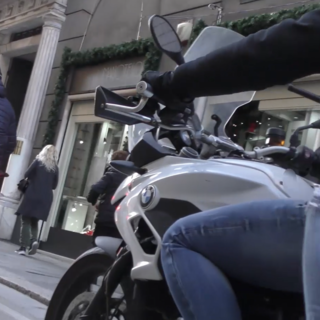 Vico Gibello, sorpreso a spacciare cocaina in un palazzo: arrestati lui e la complice