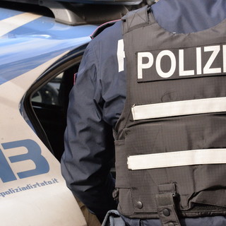 Sestri Ponente, entra in una scuola e aggredisce gli agenti: arrestato 25enne Sestri Ponente, entra in una scuola e aggredisce gli agenti: arrestato 25enne
