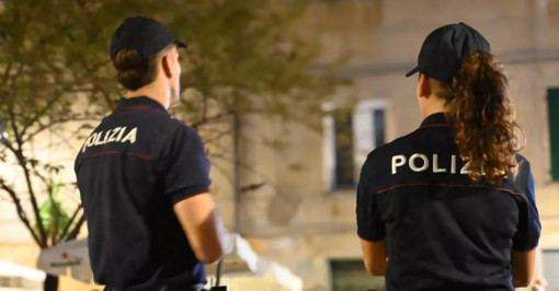Piazza Pallavicini, seguito dopo essere sceso dal bus e rapinato di telefono e catenina: due denunciati Piazza Pallavicini, seguito dopo essere sceso dal bus e rapinato di telefono e catenina: due denunciati