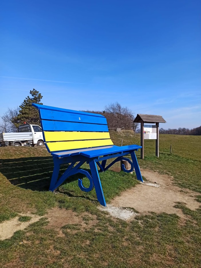 La grande panchina di Rossiglione si colora con la bandiera dell'Ucraina