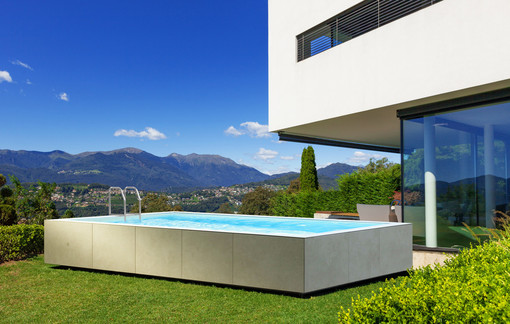 Piscine seminterrate: il gres porcellanato ridisegna i confini tra architettura e benessere