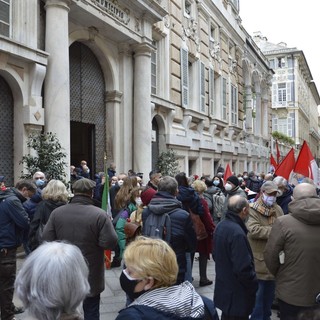 Anagrafe anticomunista al Comune di Genova: la polemica si trasforma in protesta davanti a Palazzo Tursi (VIDEO)